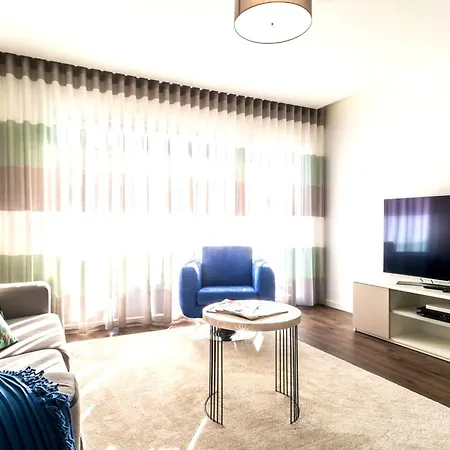 Spacious In With Included Parking شقة