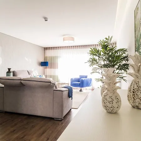 Spacious In With Included Parking شقة *