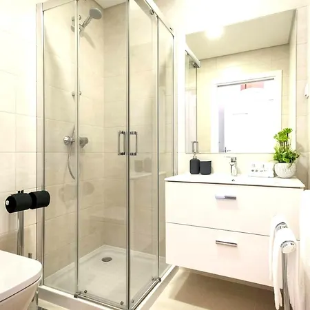 Apartment Spacious In With Included Parking *