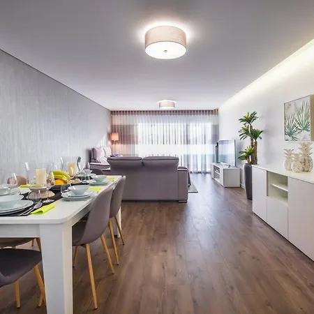 Spacious In With Included Parking شقة *