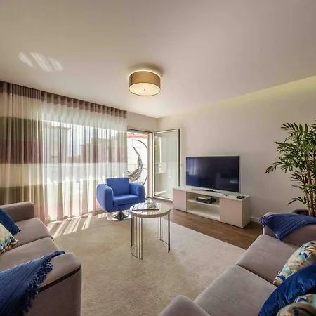 Spacious In With Included Parking شقة